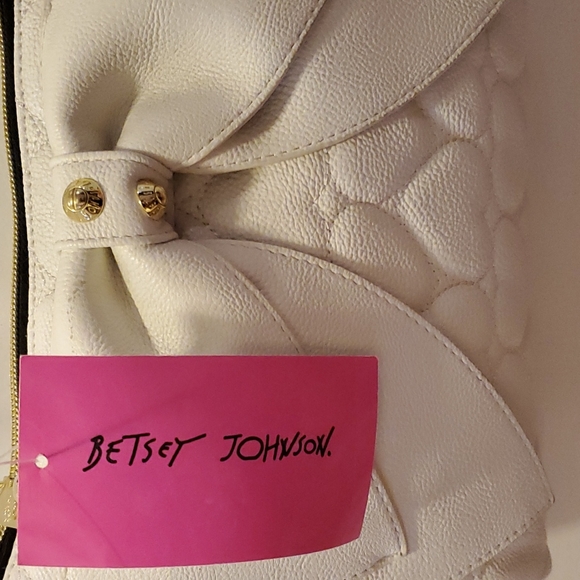 Betsey Johnson White Quilted Heart Crossbody Purse - Picture 2 of 9